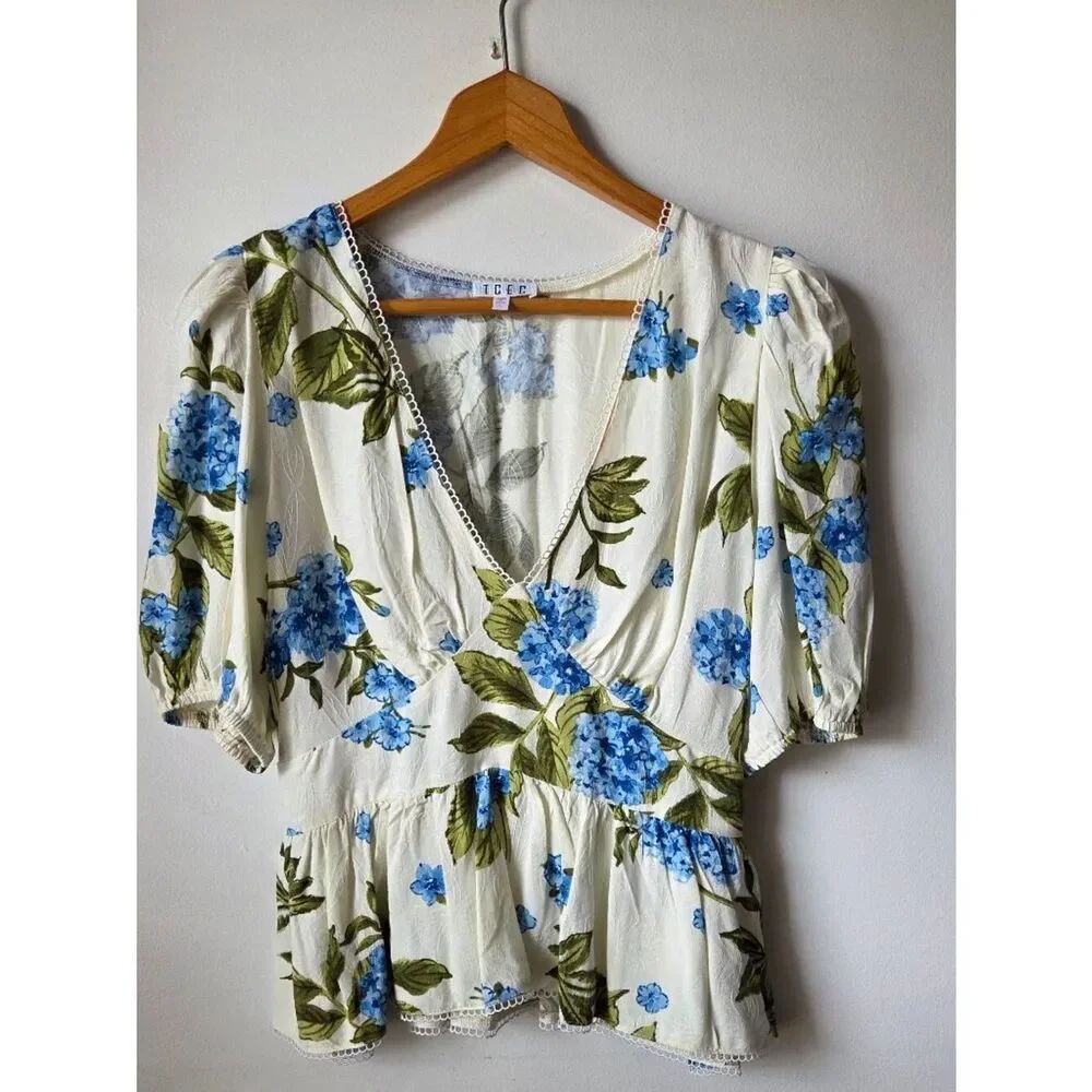 NWT TCEC FLORAL DEEP V PEPLUM STYLE TOP SIZE LARGE